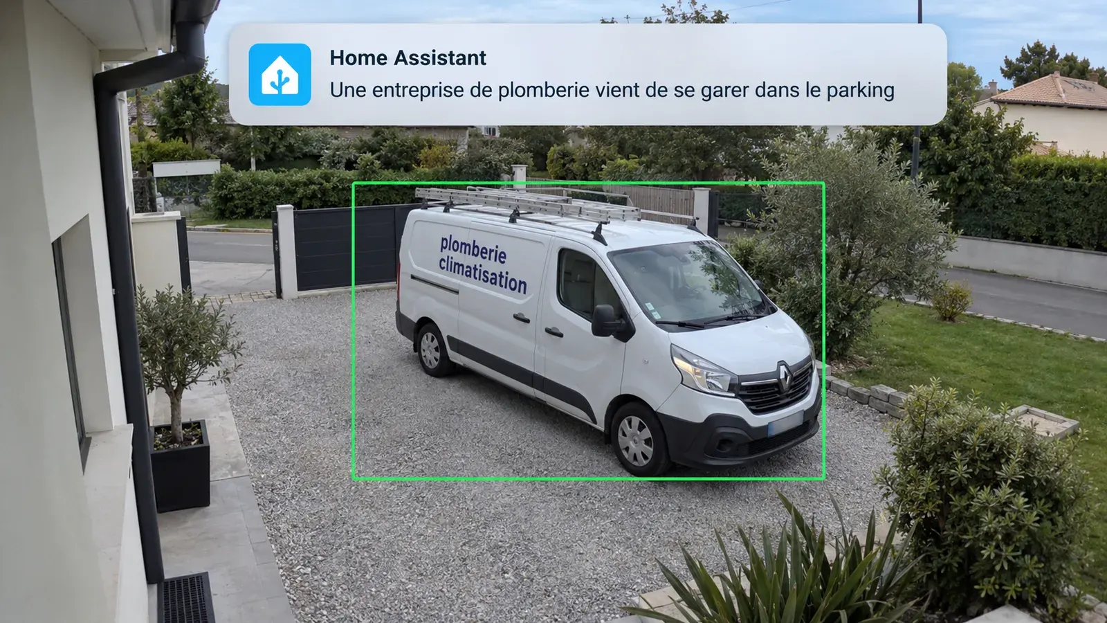 Une caméra filme une camionnette de plombier dans l’allée, avec la notification Home Assistant : une entreprise de plomberie vient de se garer